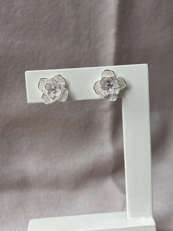 Brinco Flor com pedra Rosa