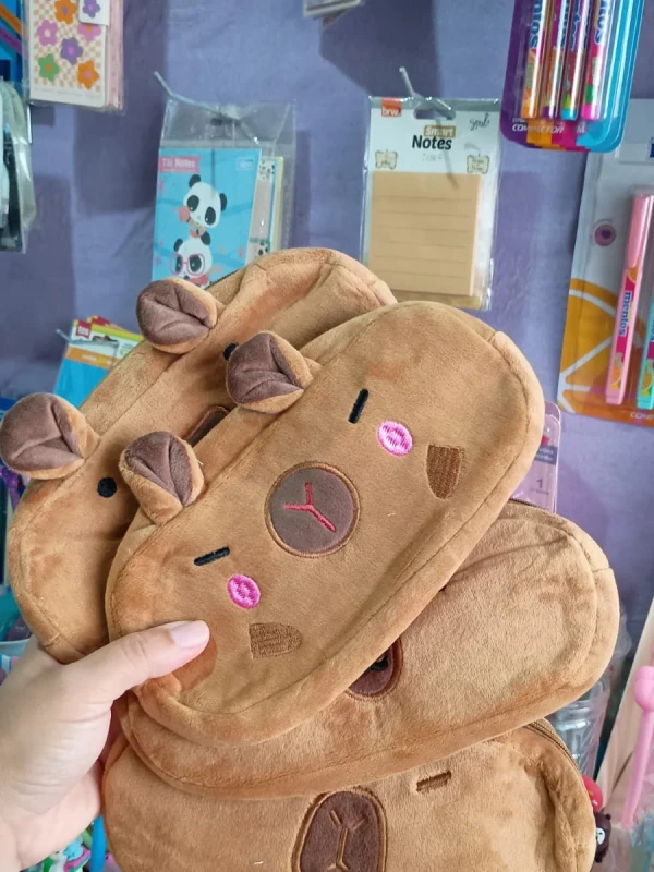 Estojo capivara de pelucia