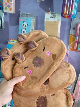 Estojo capivara de pelucia